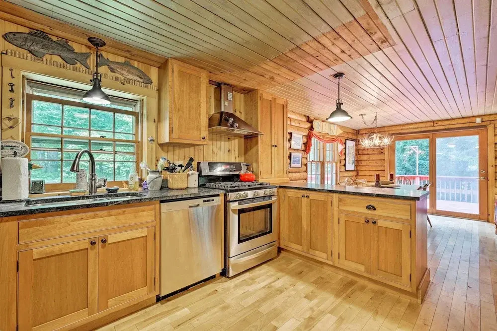 Private Wooded Cabin: 7 Mi to Mount Snow!