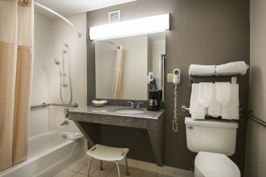 Rodeway Inn & Suites and Conference Center