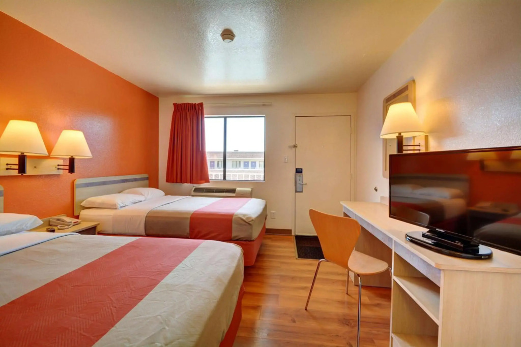 Motel 6-Windsor Locks, CT - Hartford