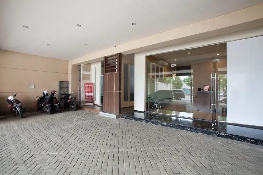 RedDoorz Plus @ Raya Sulfat
