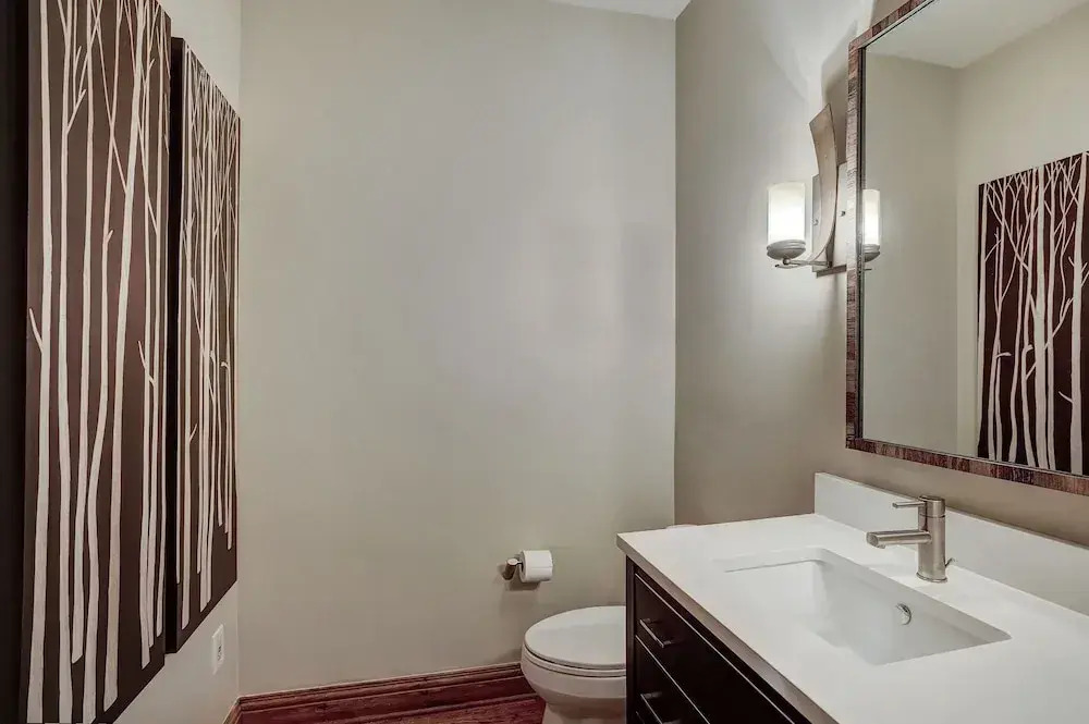High Ceilings, Natural Light- 3 Bedroom Arrowhead Village Condo