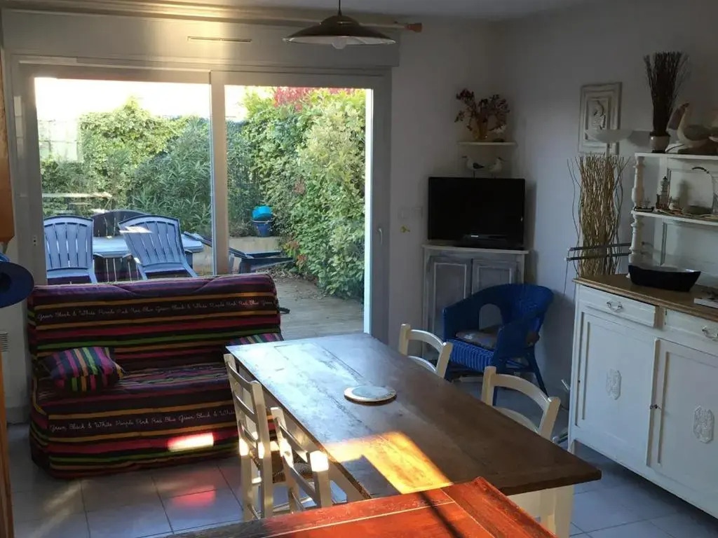 Maison 60m² avec terrasse, piscine, parking privé, à 10 min de la plage - Animaux acceptés - FR-1-494-14