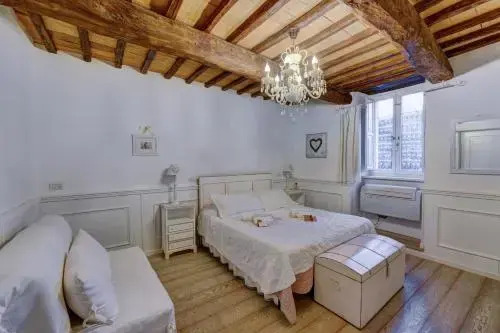 La Casa Bianca with parking and view