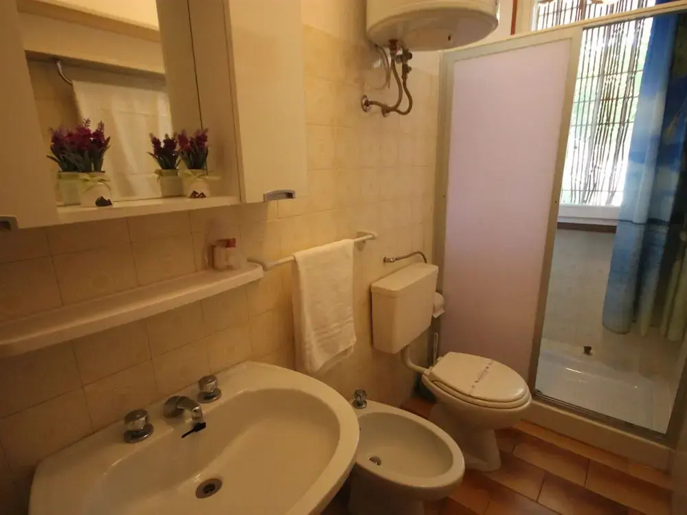 Spacious House near Beach with Private Garden & Interior Car Park