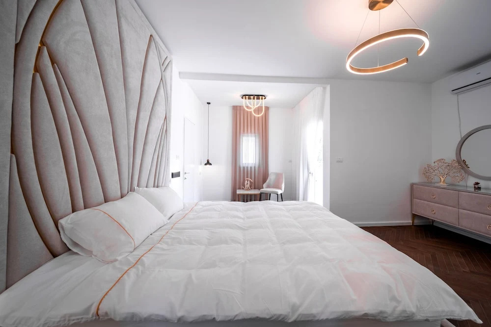 Spacious 4BD House w Pool in Hezliya