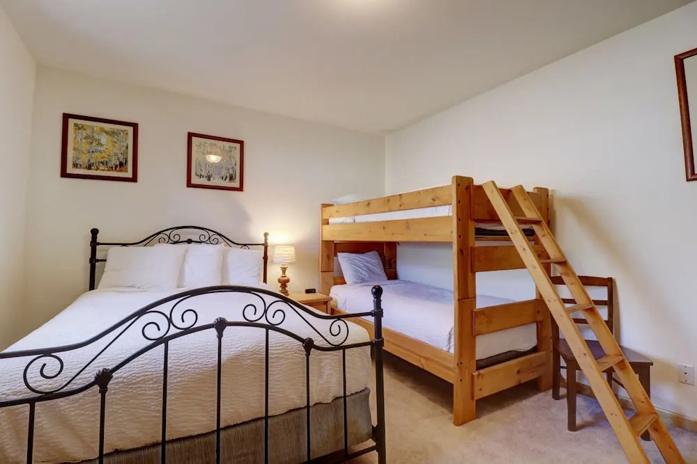 Sauterne Sanctuary 3br 3ba 3 Bedroom Home by RedAwning