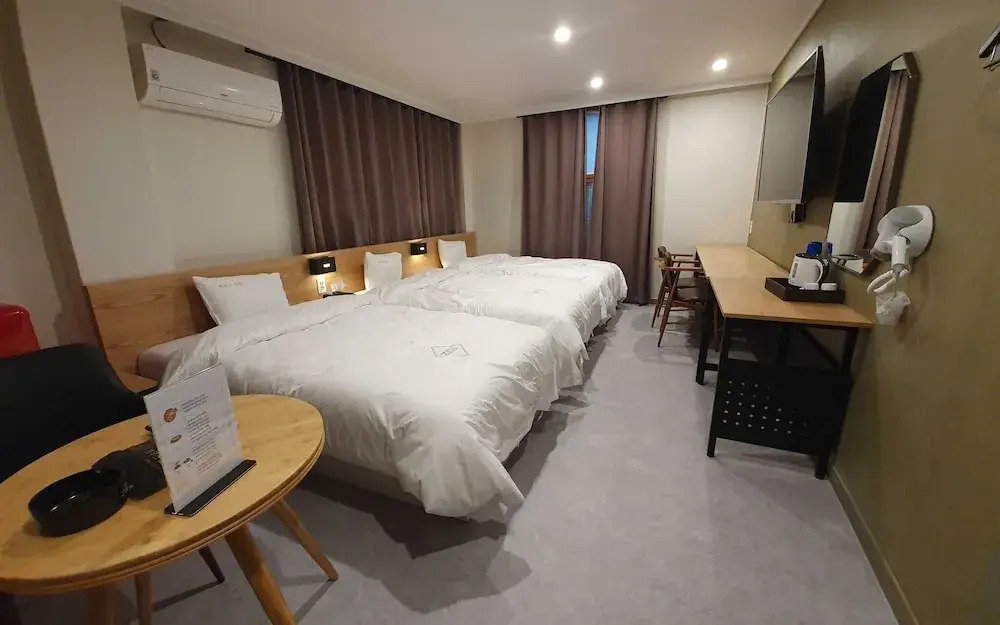 Zeus Motel