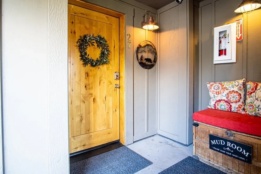 Snow Star Skylight - 3BD 3BA - Hot Tub, Gym, Walk to Ski!