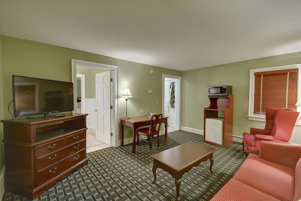 Colonial Motel