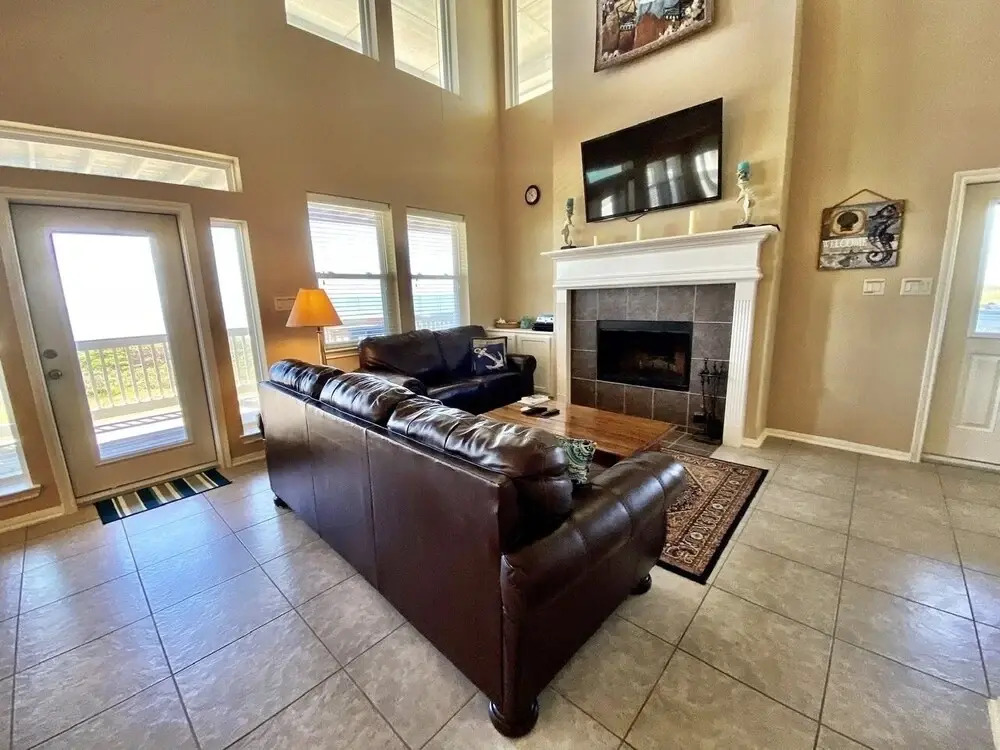 Janie's 4 Bedroom Home by RedAwning