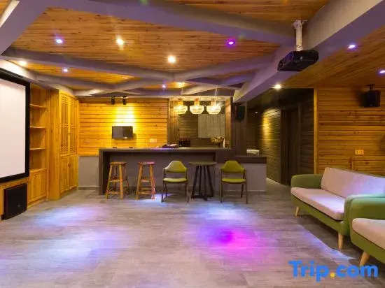 Wuyuan Fangzi Tea Homestay (Wuyuan High-speed Railway Station Xiangao Ancient City Branch)