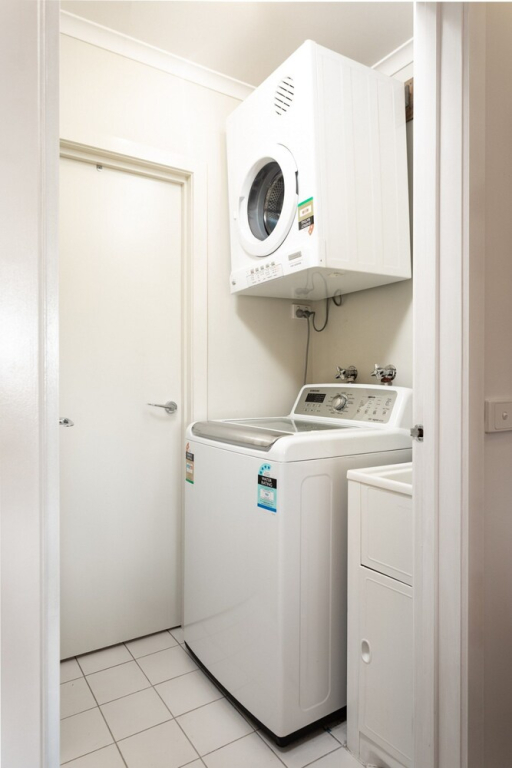 Snug 2-bed Townhouse Near Bustling Shops
