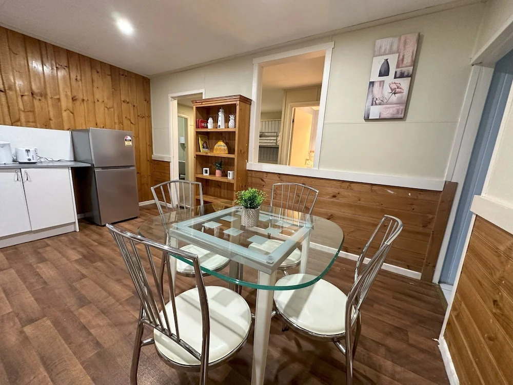 Cottage Charm with Nearby Shopping