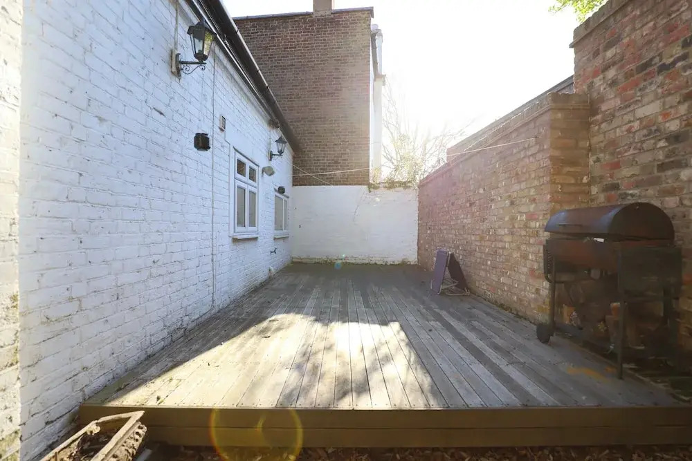 Stunning 3 Bedroom Home With Private Back Garden