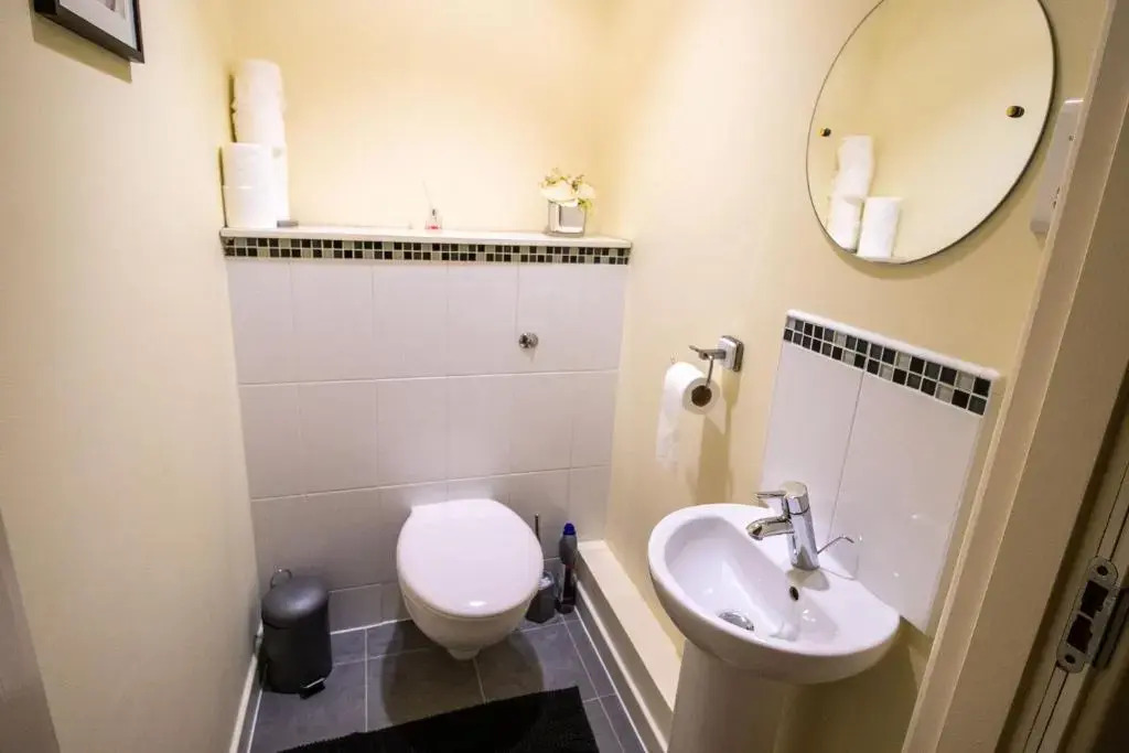 Large Modern Contractor House with Balcony & Private Parking - CMK by Comfy Workers