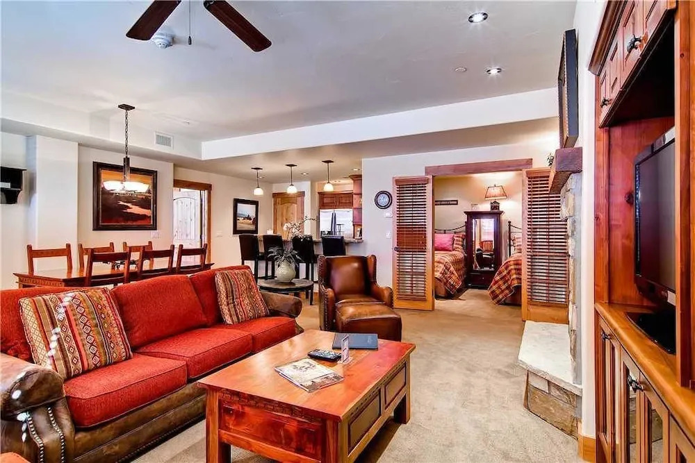 5111 Emerald Lodge, Trappeur's Crossing Apartment 2