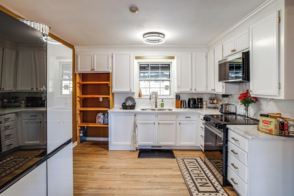 6 Mi to Lake Murray! Pet-friendly Haven w/ Yard