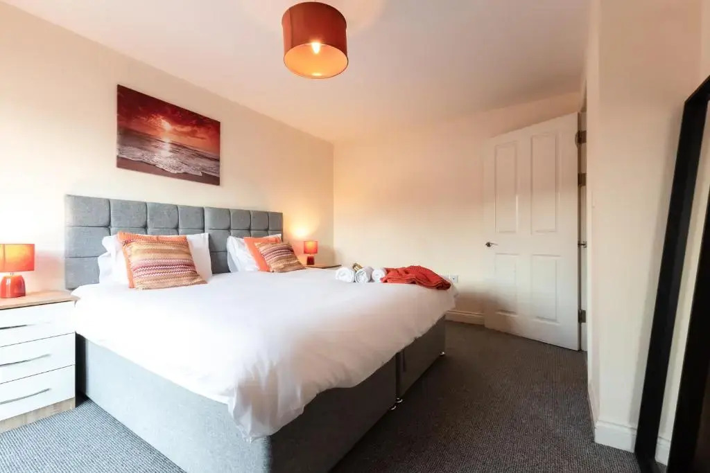 BEST PRICE! STUNNING 2 Bed City Centre - 4 single beds or 2 Super king, Smart TVs, Sofa Bed & FREE SECURE PARKING