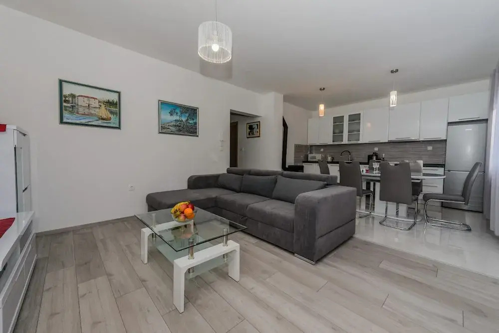 Spacious apt With Lodge Just 40m From the Beach