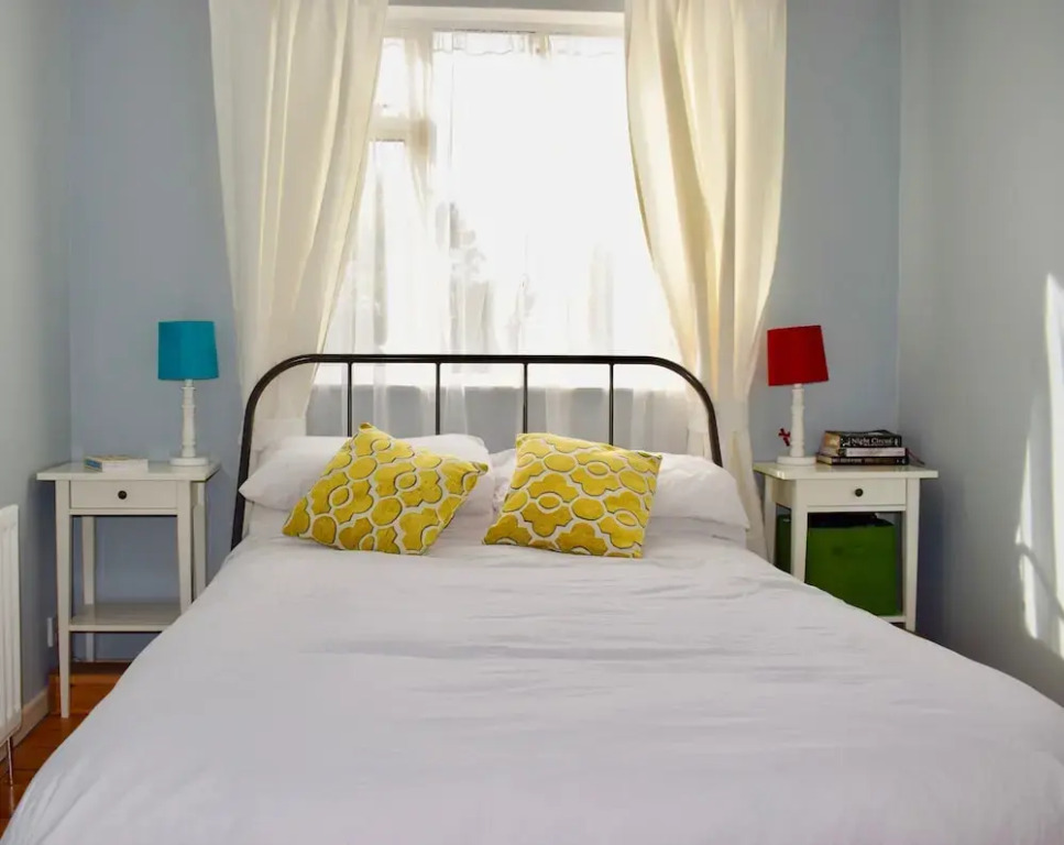 Bright 2 Bedroom Dublin House With Large Garden