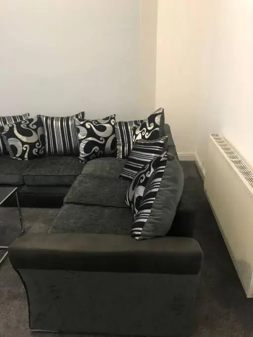 5 bed stylish & modern close to Football grounds