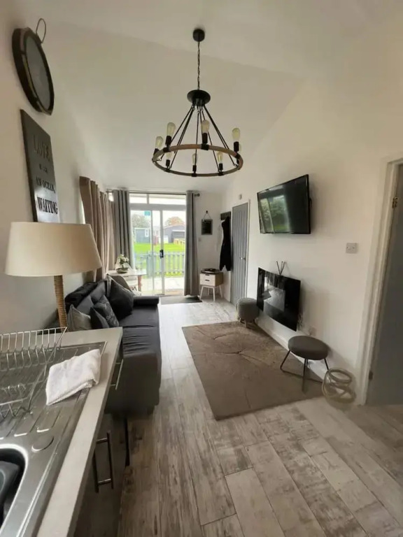 Stunning One Bed Modern & Contemporary Chalet