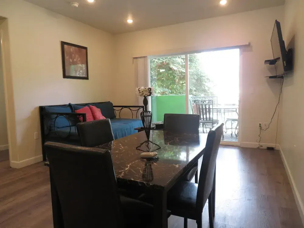 Fully Furnished Apartments near Hollywood