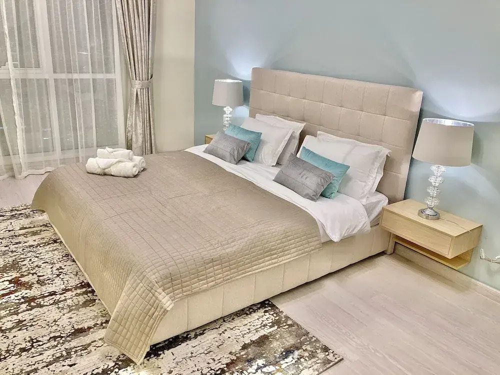 Whitesage - Lakefront Apartment Amidst Parks With Lake Access