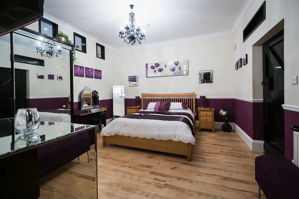 Suffolk Retreats for up to 24 Guests With hot tub