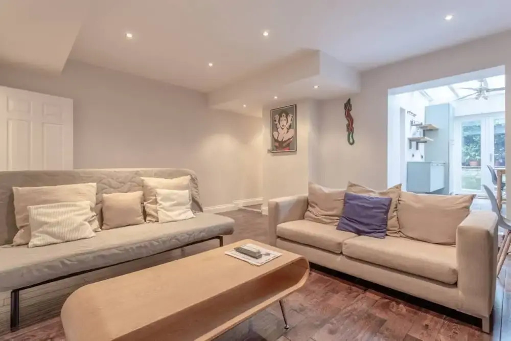 Stylish 2 Bedroom Flat With Large Garden