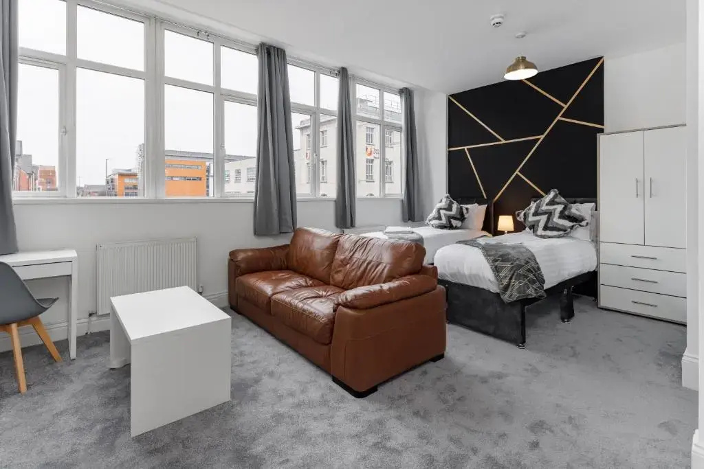 City Centre Studio 6 with Kitchenette, Free Wifi and Smart TV by Yoko Property