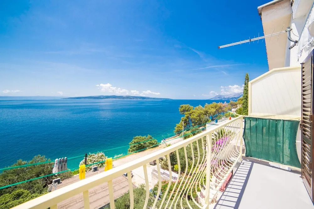 Apt Next to the Beach w Balcony and sea View