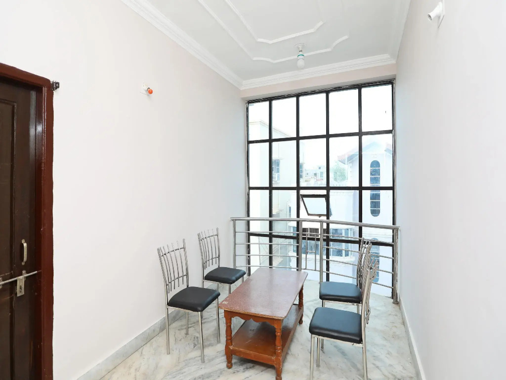 OYO 14988 Regal Stays