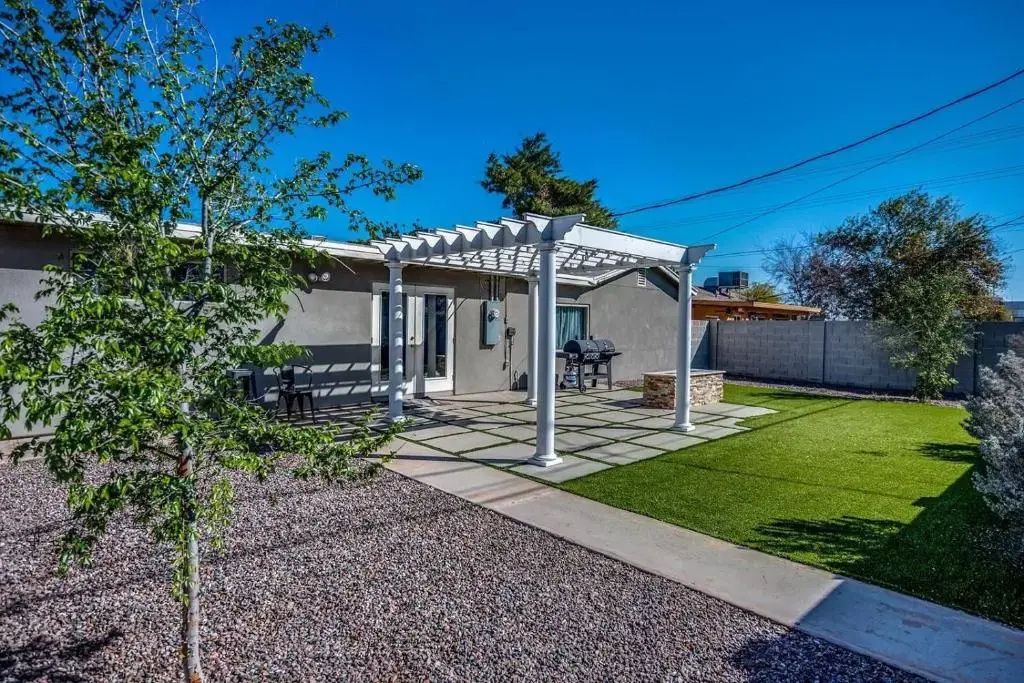 LOCATION LOCATION- 5 Bedroom SMART HOME - Firepit/Garage