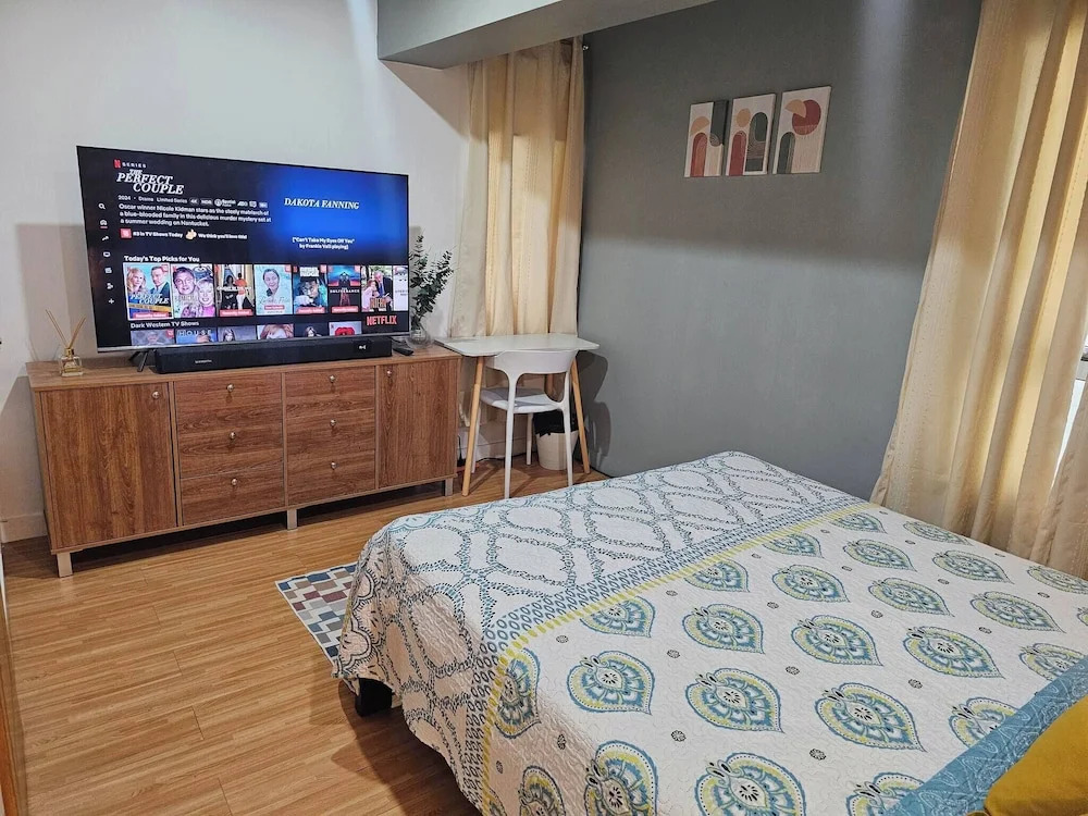 Casa Rosa2 2BR Loft in BGC With 55" Smart TV & 5 pax