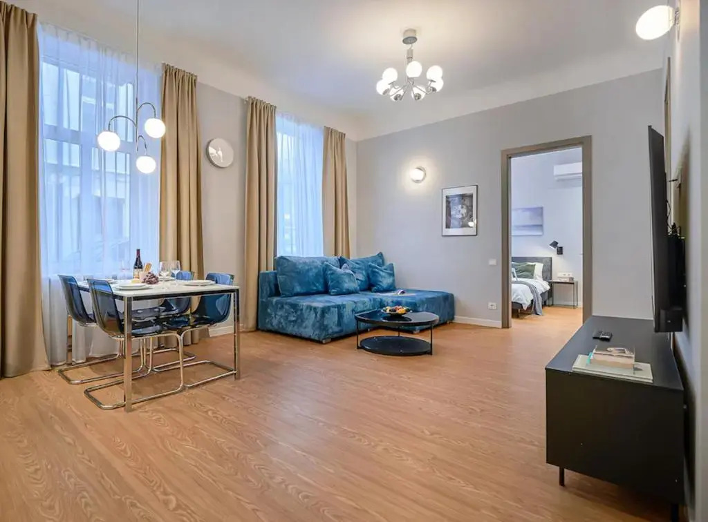 Spacious, New, High Ceilings, Central, by Cohost