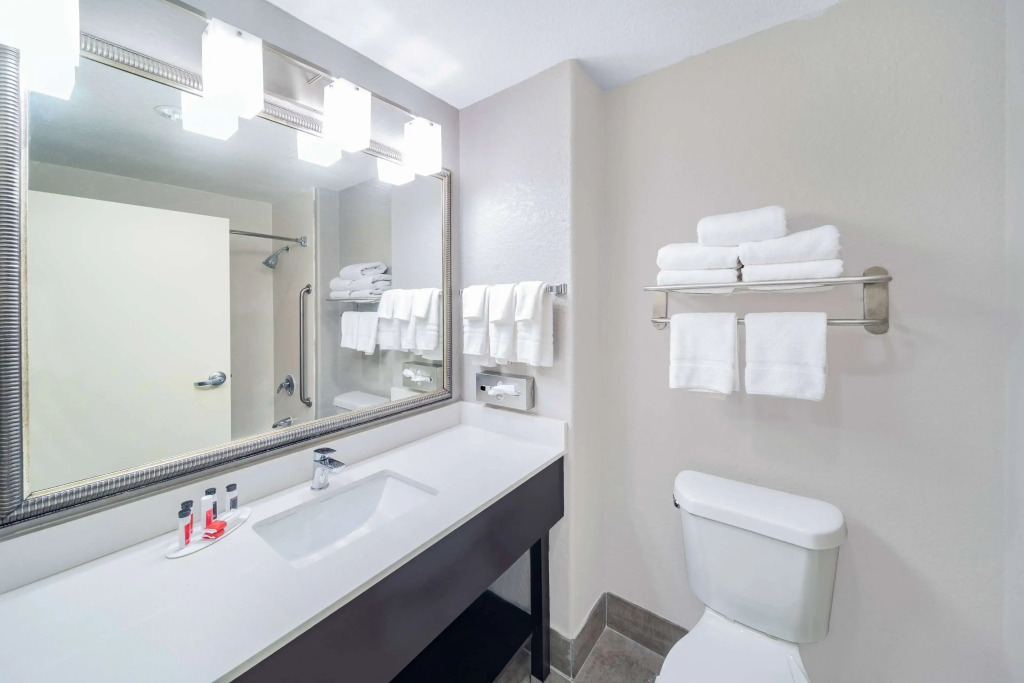 Days Inn & Suites by Wyndham San Antonio near Frost Bank Center