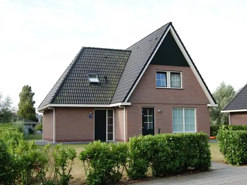 Villa Near the Lake in Makkum