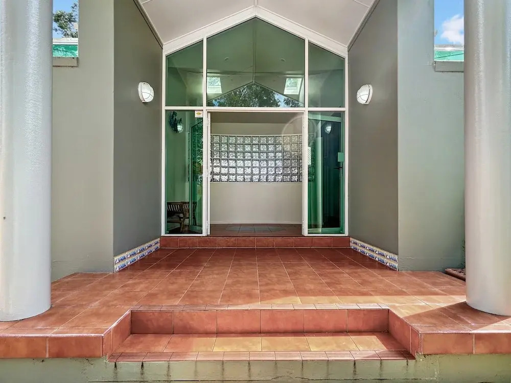 Spacious 4-bed Home With Coastal Charm