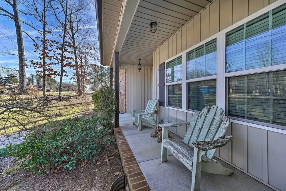 High Point Home ~ 1 Mi to Oak Hollow Lake