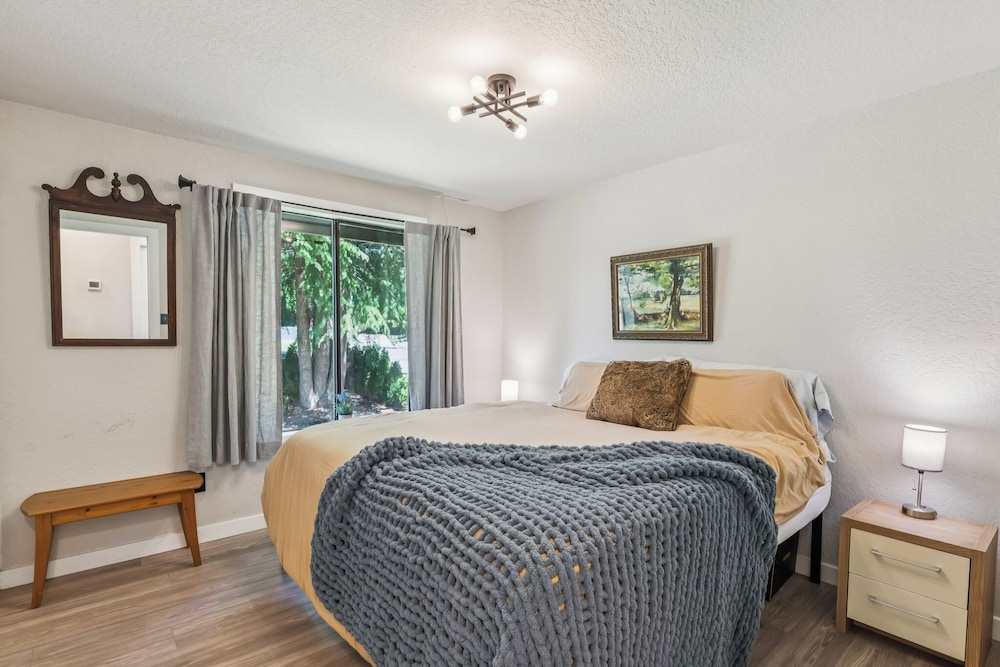 Modern Forest Escape, Near Lake Stevens & Hikes