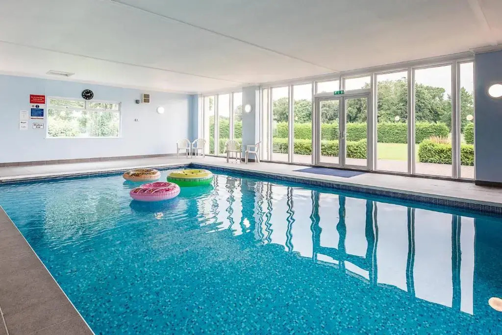Grove Farm Bungalow with swimming pool, Dallinghoo