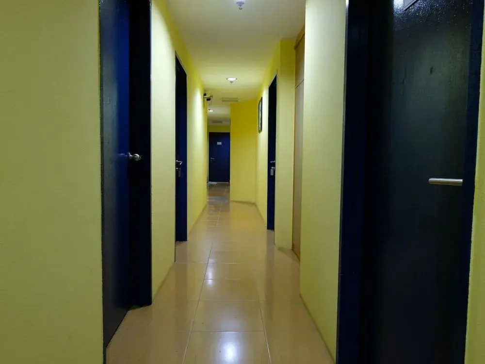 OYO 89352 Golden Terminal Lodge