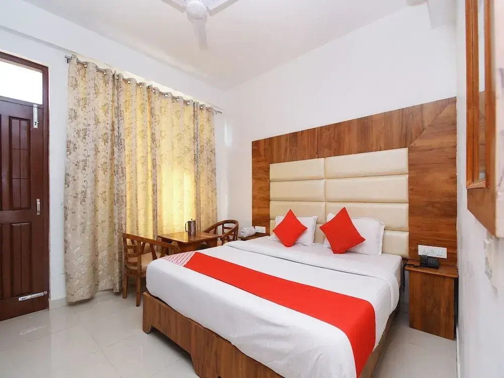 OYO 13837 The Royal Nest
