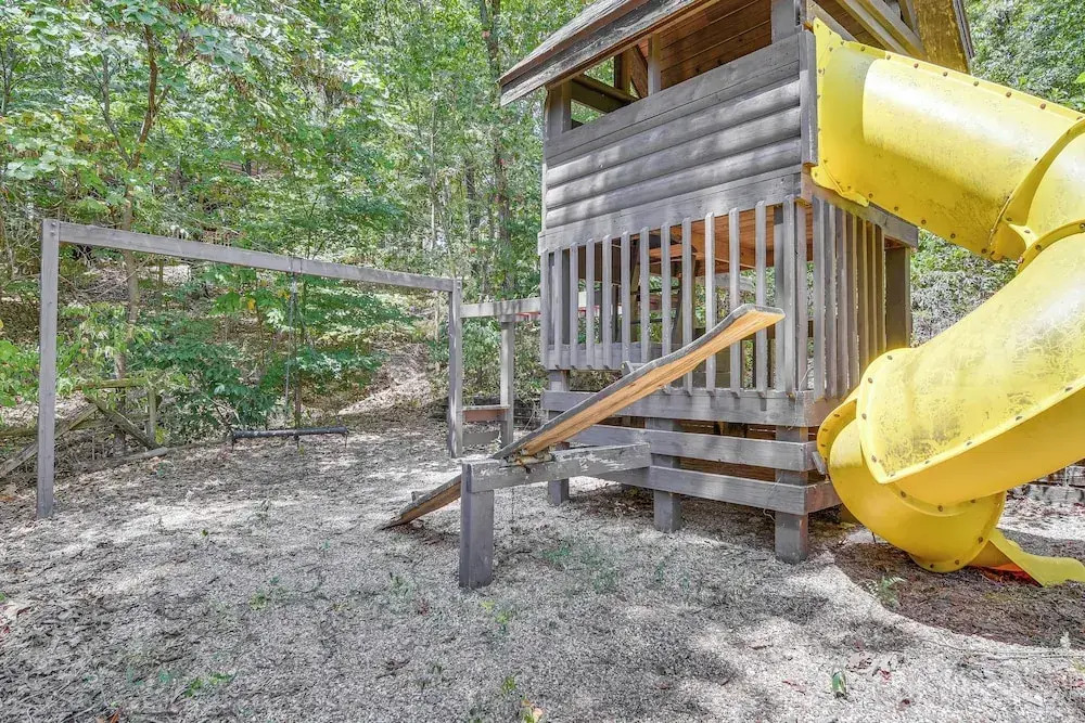 3 Mi to Table Rock Lake: Cabin w/ Fire Pit!