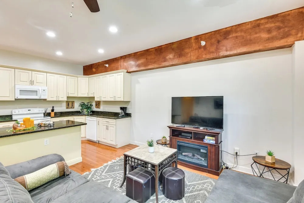 Cozy Sawyer Apartment - 2 Mi to Warren Dunes Park!