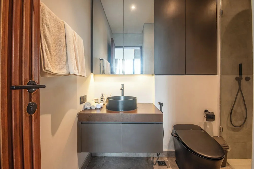 Modern 4 BR villa heart of Canggu 8mins to beach