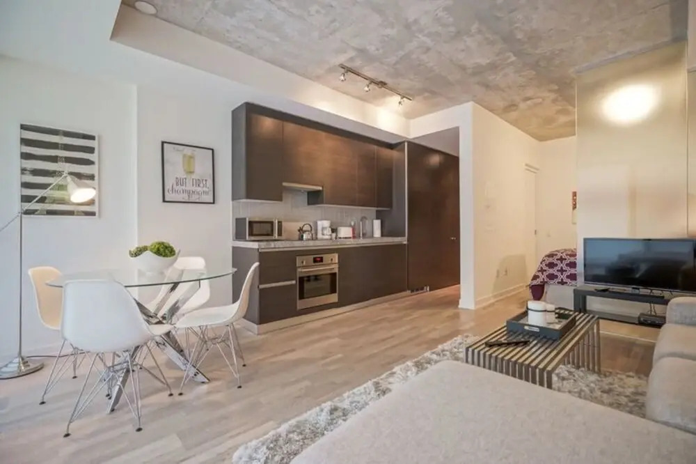 Spectular 1BR Condo in Hot King West