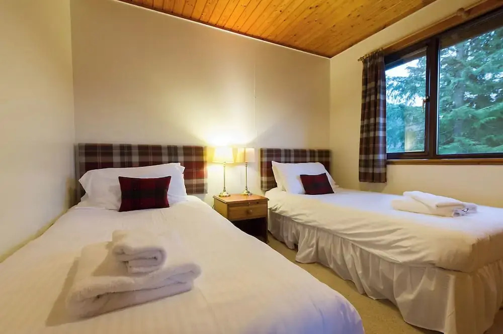 Eagle Lodge with stunning loch and mountain view