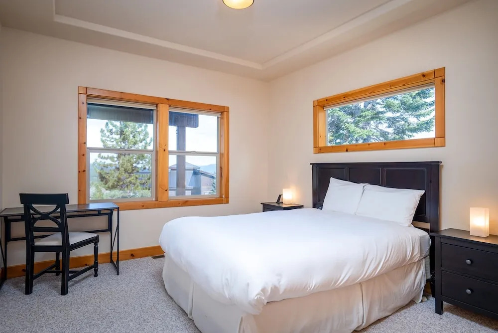 Tahoe Donner Pinnacle Loop Mountain 5 Bedroom Home by RedAwning